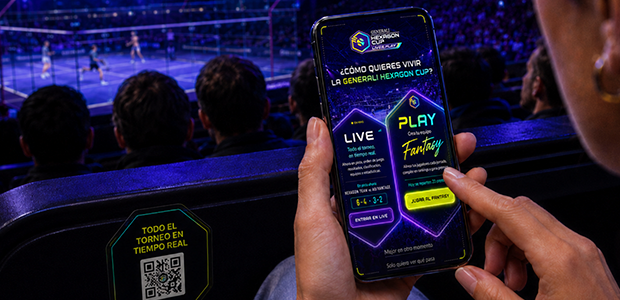 Un asistente usa Live & Play desde la grada durante un torneo